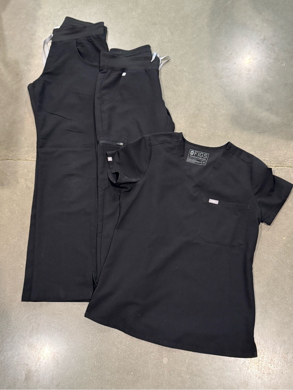 FIGS Women’s scrub set - 2 pair of pants and a shirt